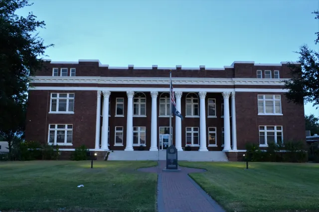 Live Oak County courthouse reference photograph